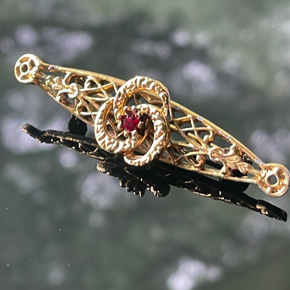 Gold Pin - Picture 1 of 8